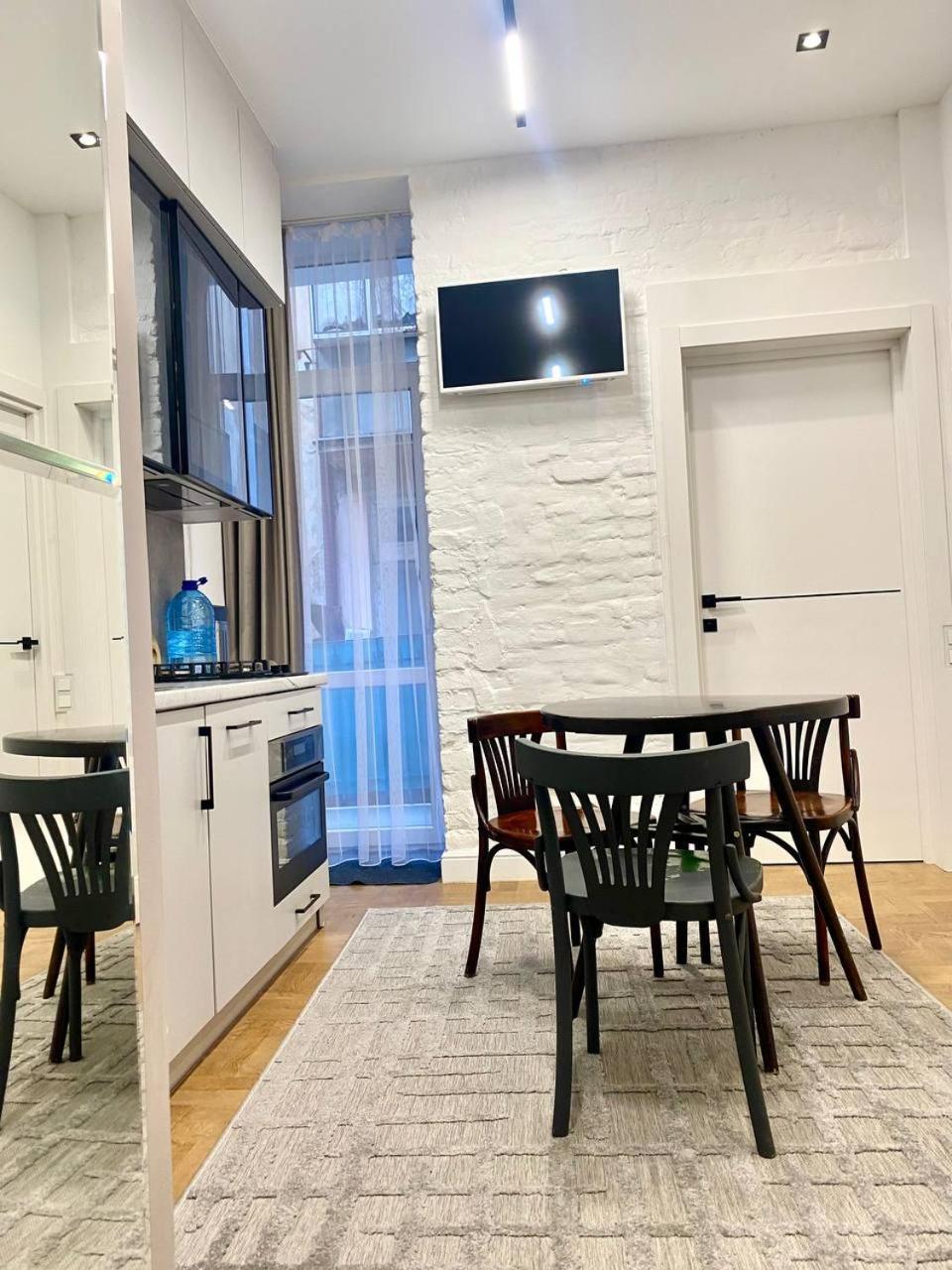 Favorit Apartments 2 Кім Безкоштовна Парковка Центр З Балконом Не Далеко Від Ж Д Вокзалу Звітні Документи Лвив Екстериор снимка