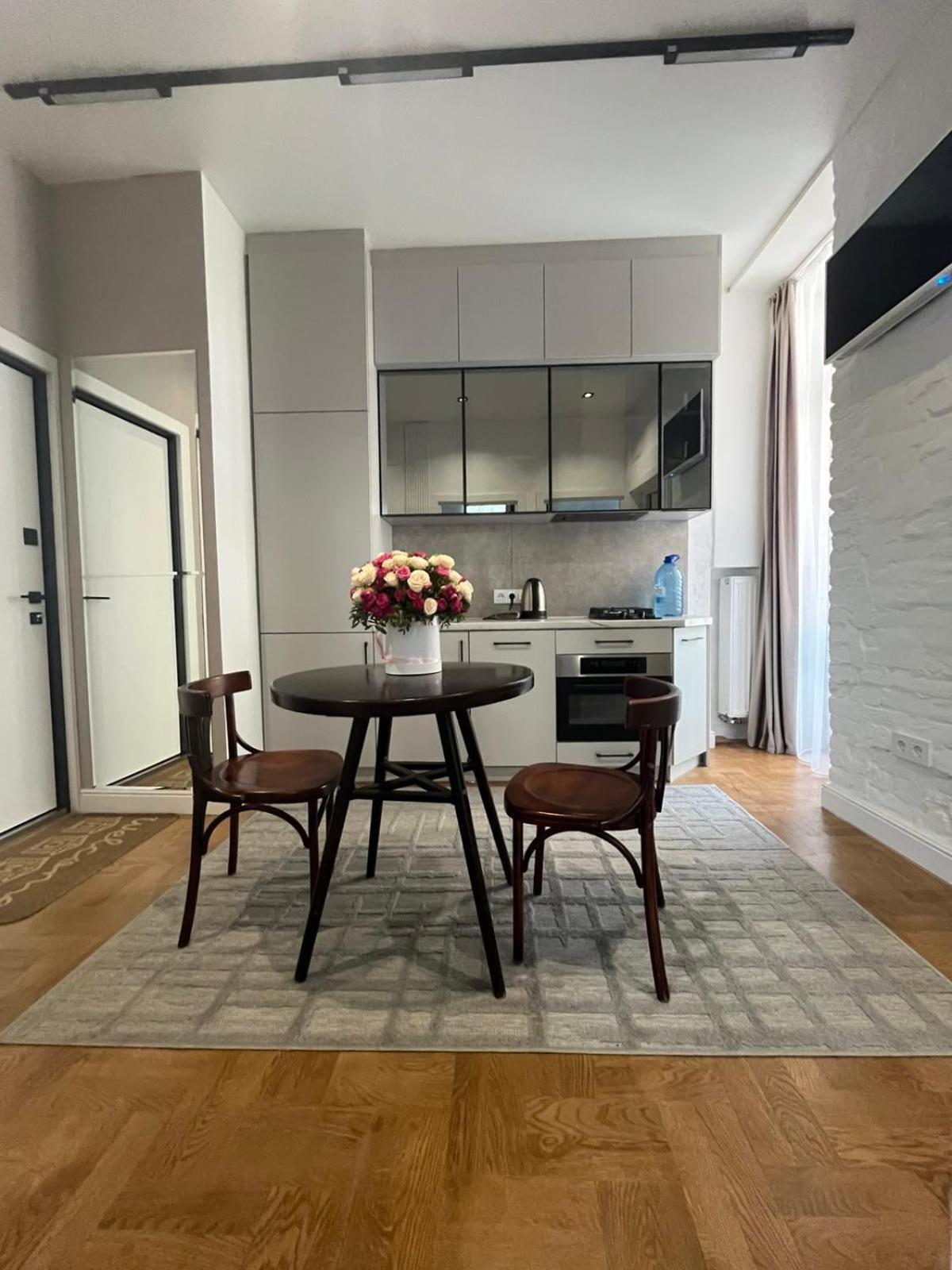 Favorit Apartments 2 Кім Безкоштовна Парковка Центр З Балконом Не Далеко Від Ж Д Вокзалу Звітні Документи Лвив Екстериор снимка